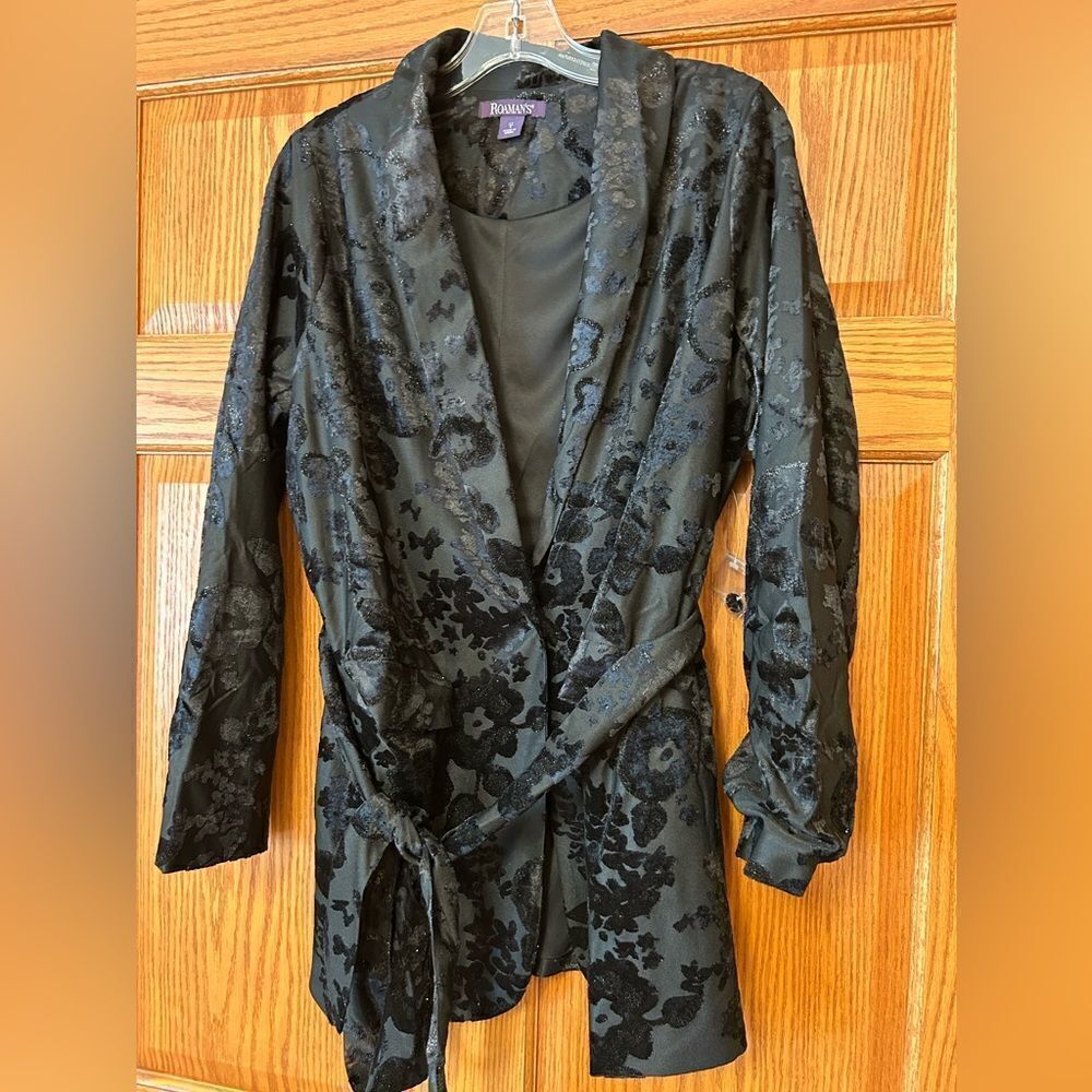Roaman’s size 12 black velour long sleeve jacket belted lined